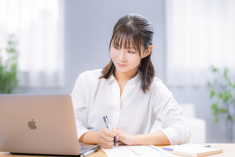 パソコンで調べ物する女性